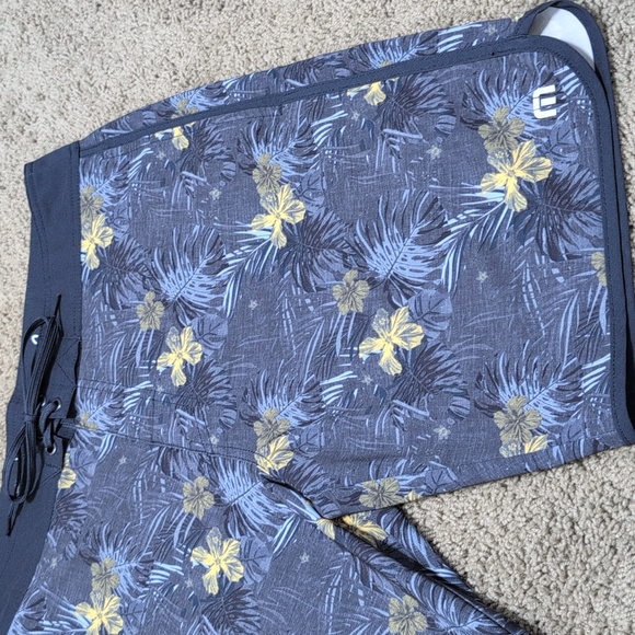 Travis Mathew Board Shorts Tropical Floral Print Navy Blue Yellow Men's Size 32 - Picture 3 of 10
